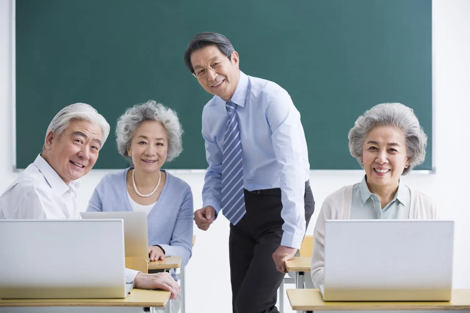 Bezpieczeństwo seniorów edukacja cyfrowa wsparcie