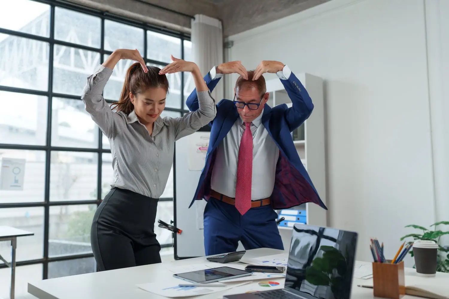 Stretching biurowy ćwiczenia rozluźniające kręgosłup karku